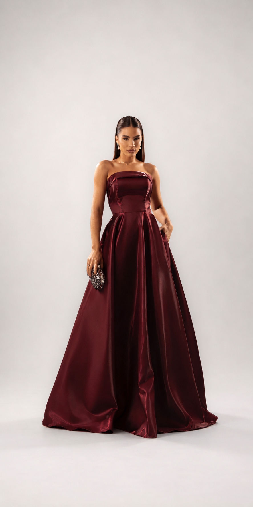 Vestido longo vinho em cetim, com decote dobrado e saia ampla