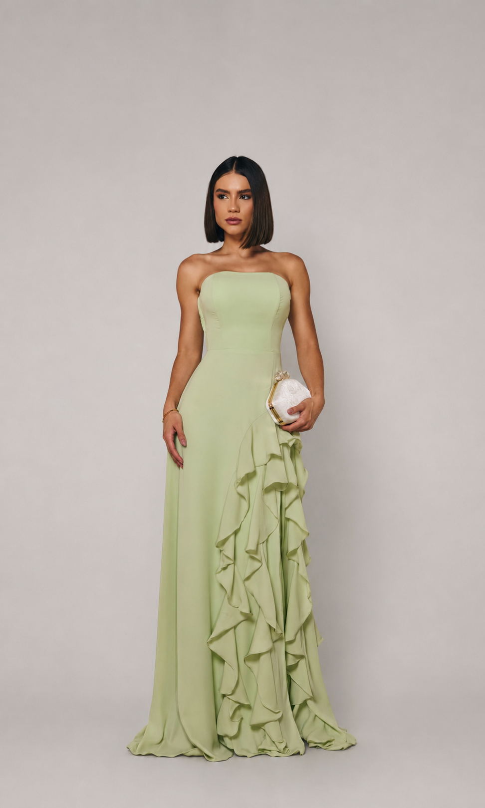 Vestido longo verde sálvia com babados assimétricos frontais