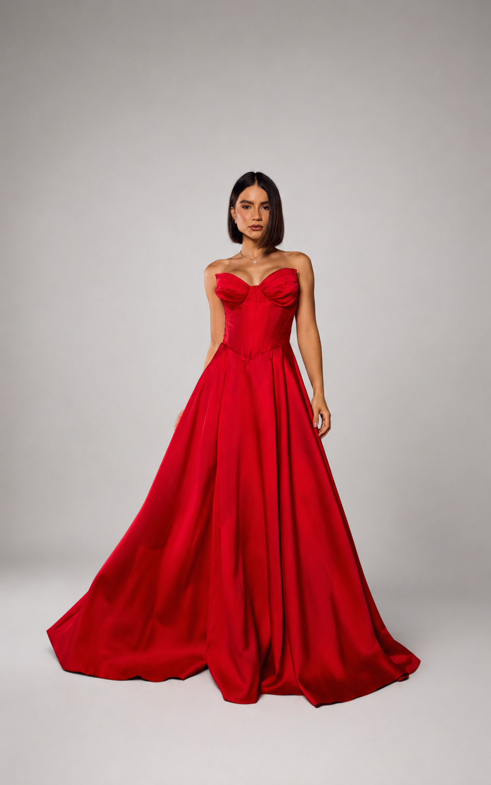 Vestido longo vermelho escarlate em cetim, com corpete estruturado e saia ampla